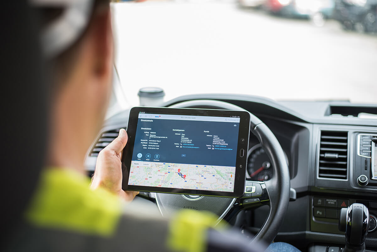 Techniker am Steuer mit Tablet Navigation