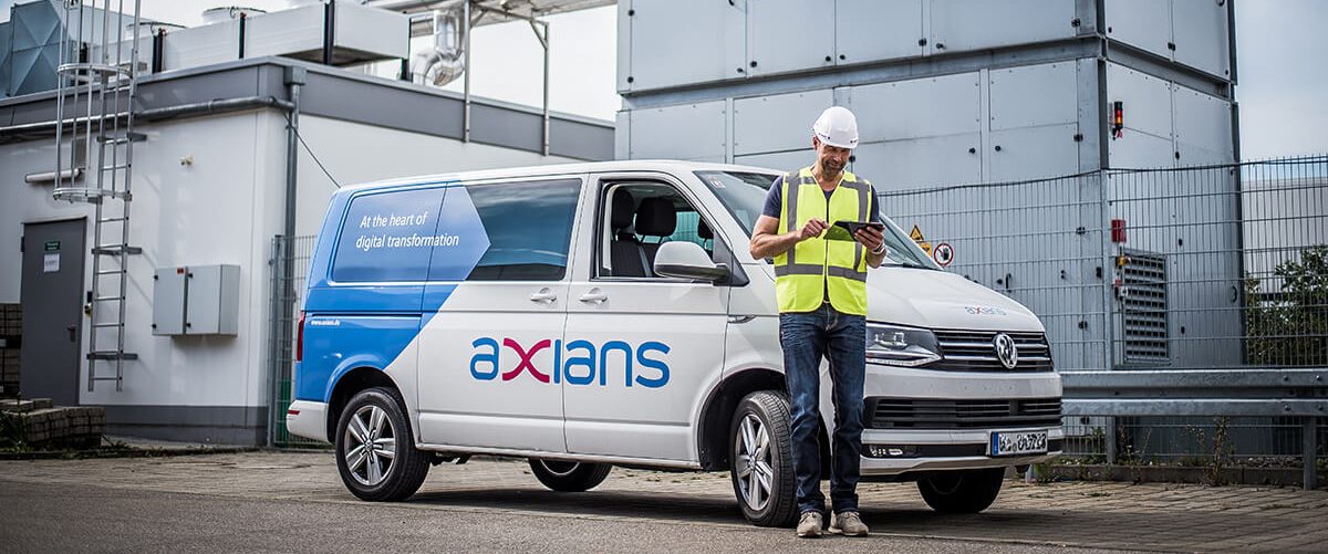 Techniker mit Axians Servicewagen