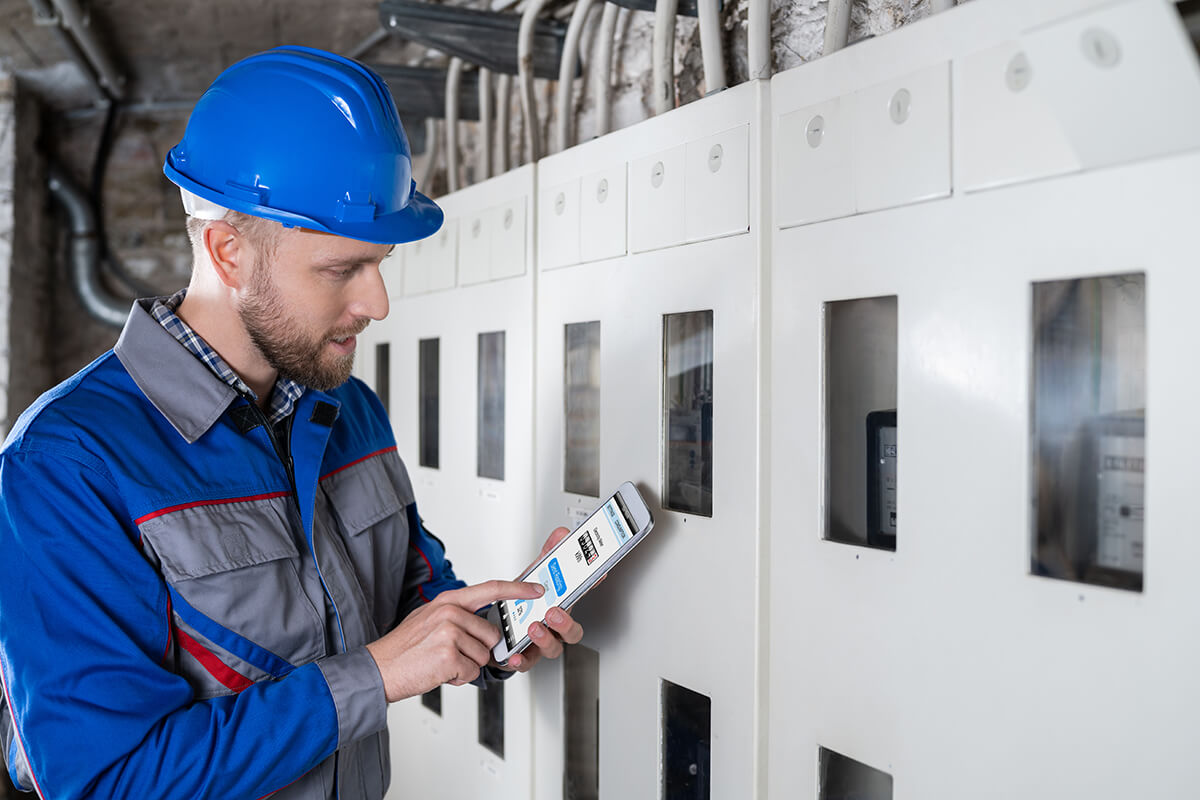 Techniker mit Smartphone Zählerablesung