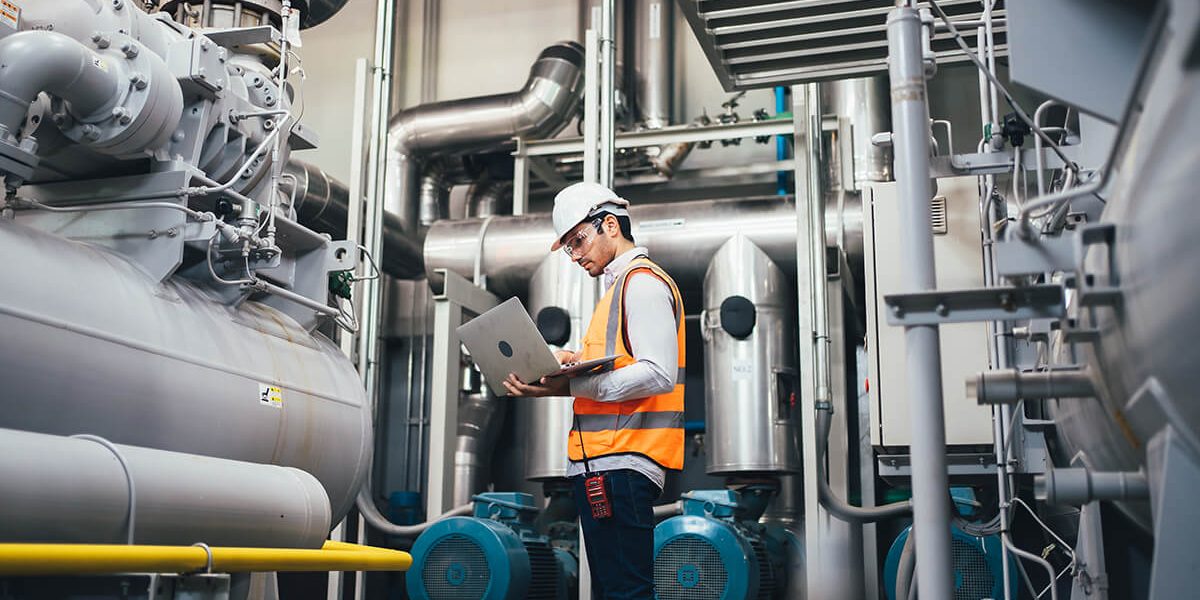 Techniker mit Laptop im Werk