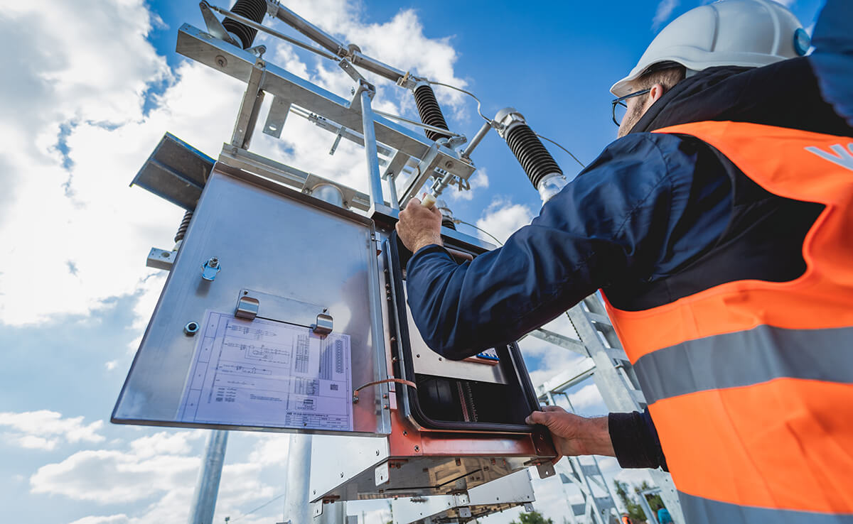 Techniker an elektrischer Leitung