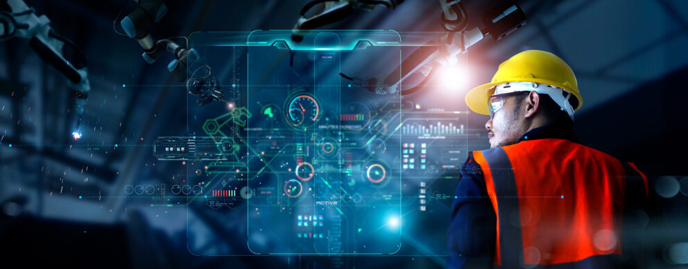 Mann mit Helm schaut auf digitales Dashboard