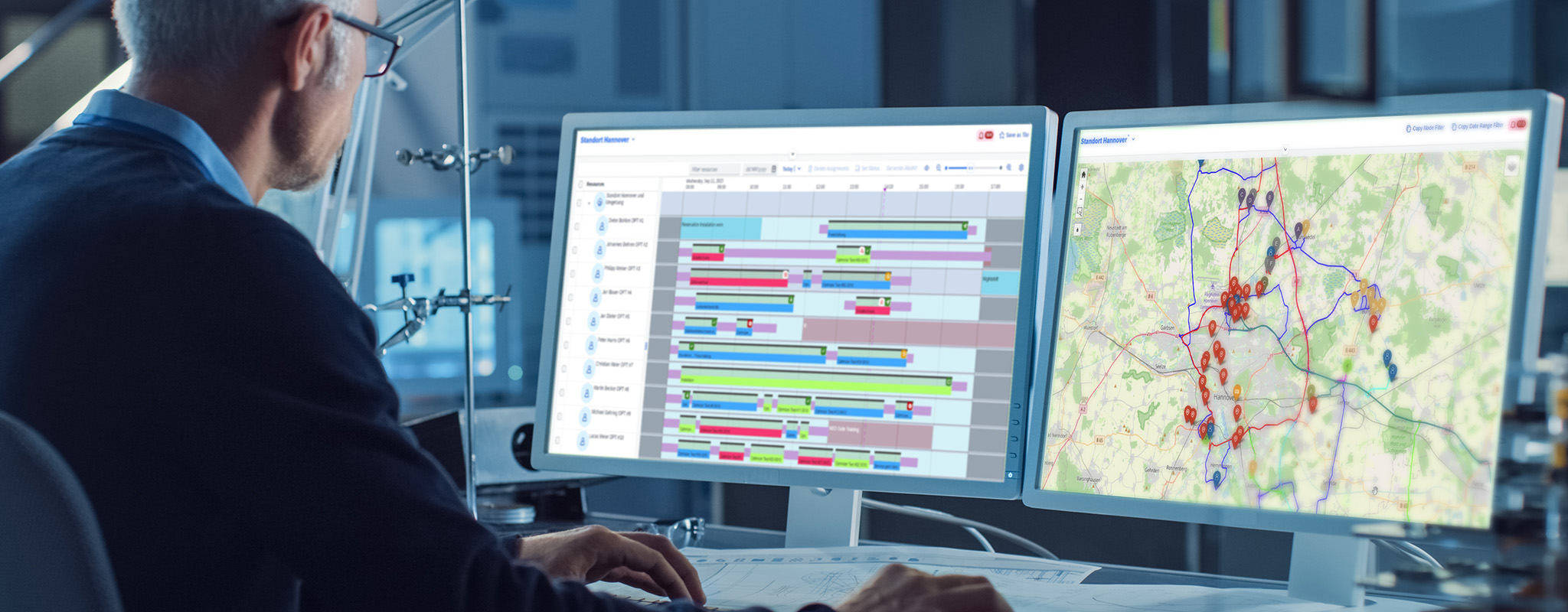 Mann vor zwei Bildschirmen mit NEO Schedule
