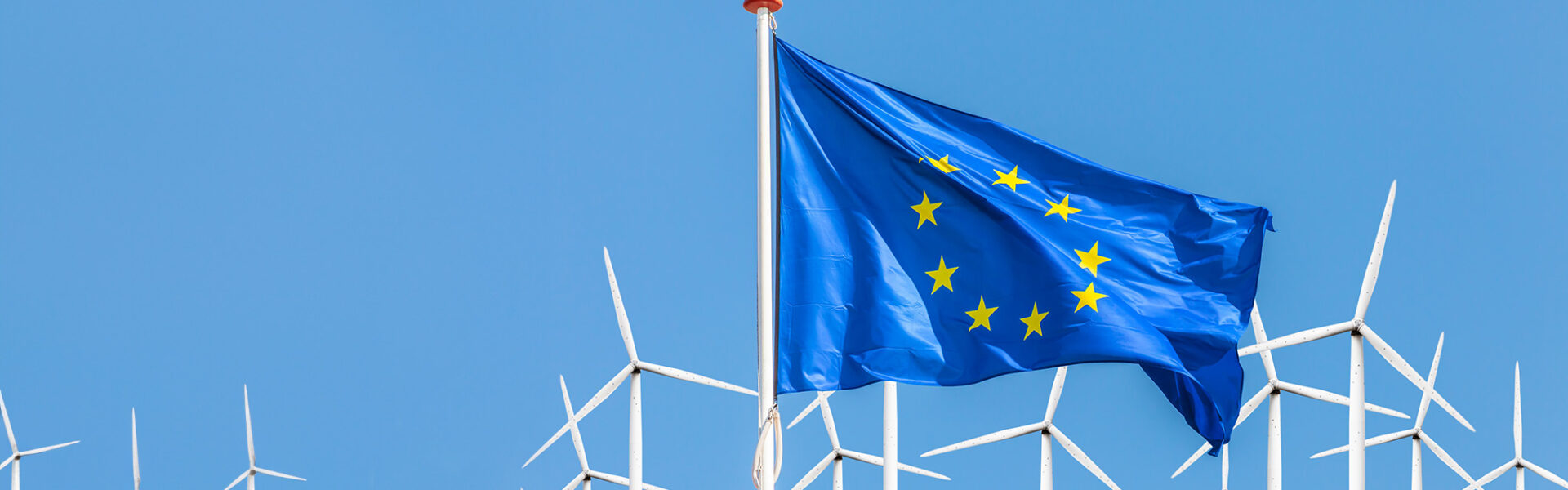 EU Flagge vor Windpark