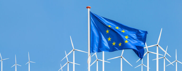 EU Flagge vor Windpark