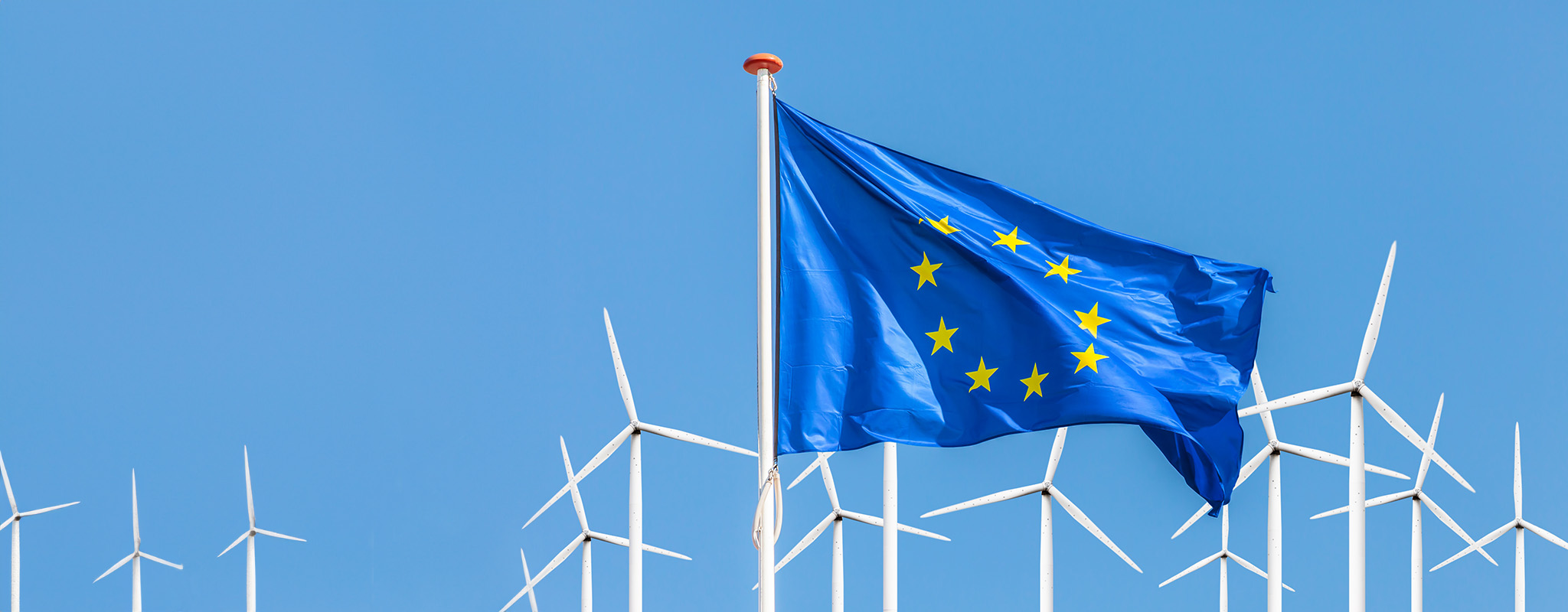 EU Flagge vor Windpark