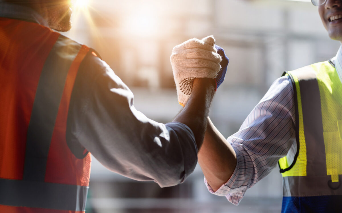 Subunternehmer in der Instandhaltung geben sich die Hand
