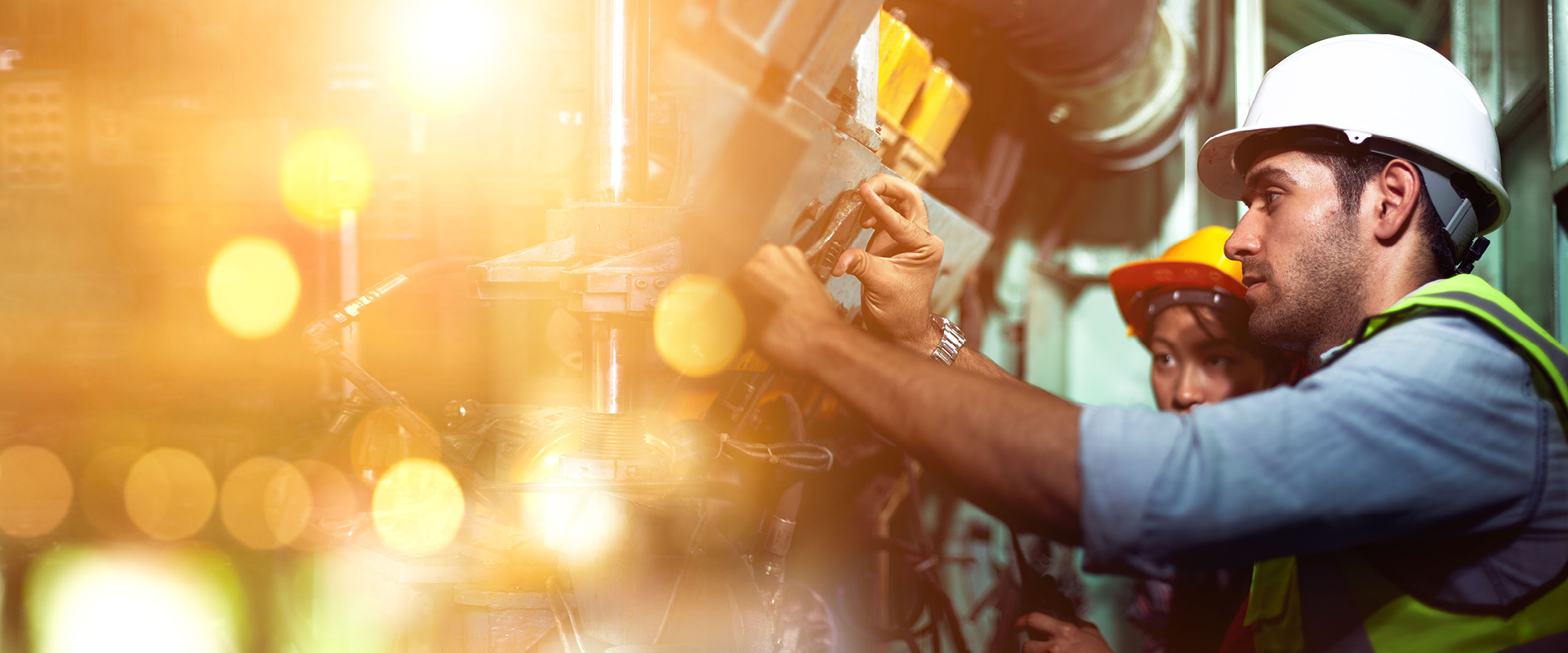 Zwei Techniker an der Maschine stellen Subunternehmer in der Instandhaltung dar