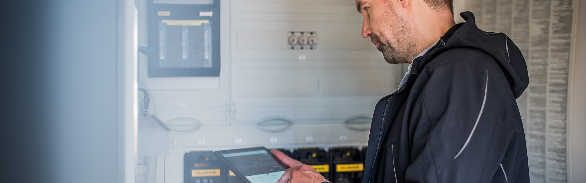 S/4HANA Servicetechniker mit Tablet
