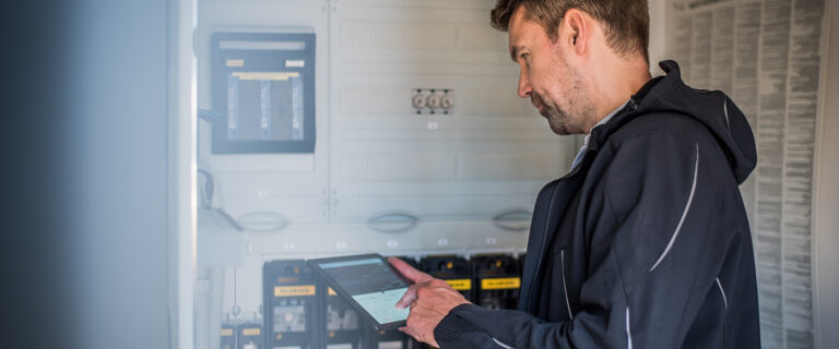S/4HANA Servicetechniker mit Tablet