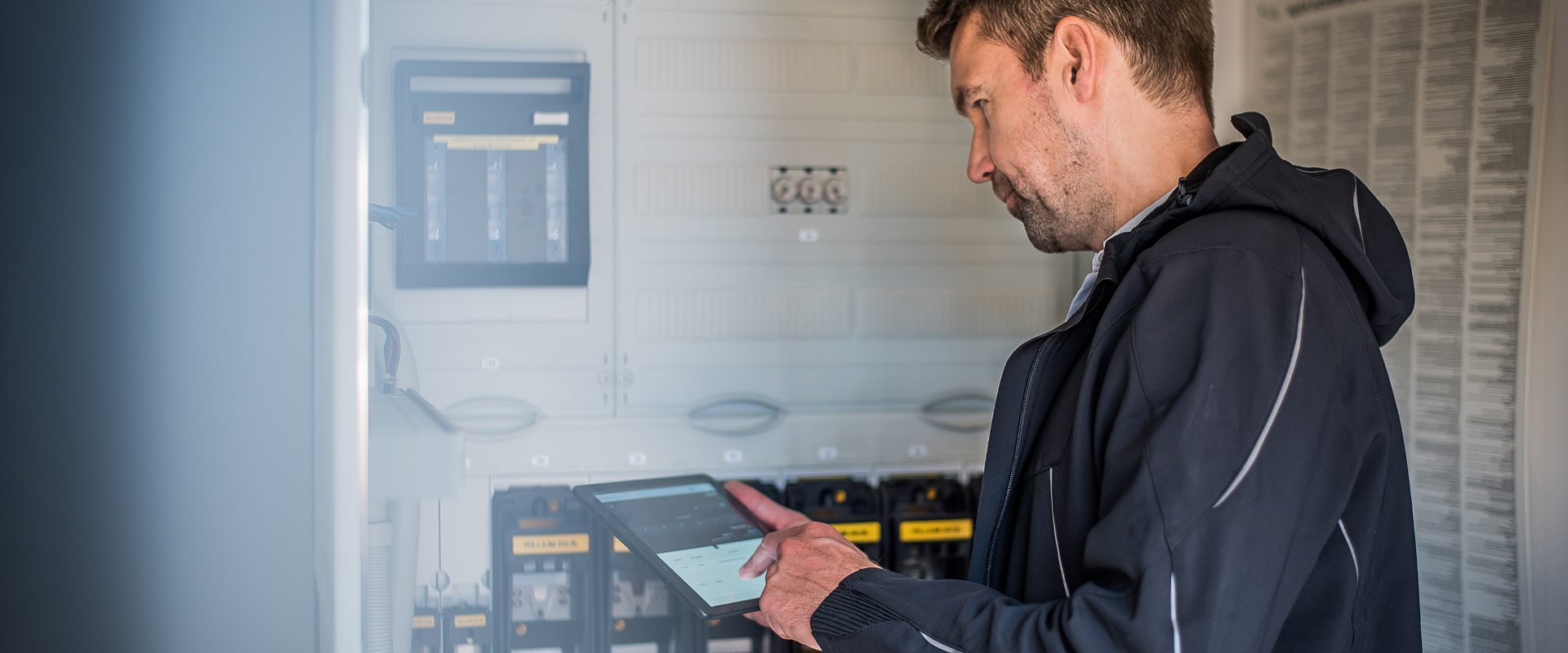 S/4HANA Servicetechniker mit Tablet