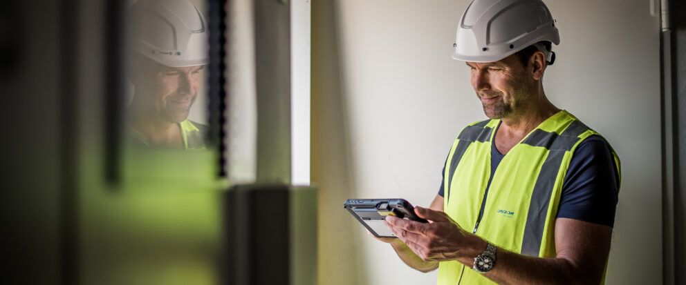 header-blog-Durchgängige-Digitalisierung-im-technischen-Kundenservice Techniker schaut auf Tablet