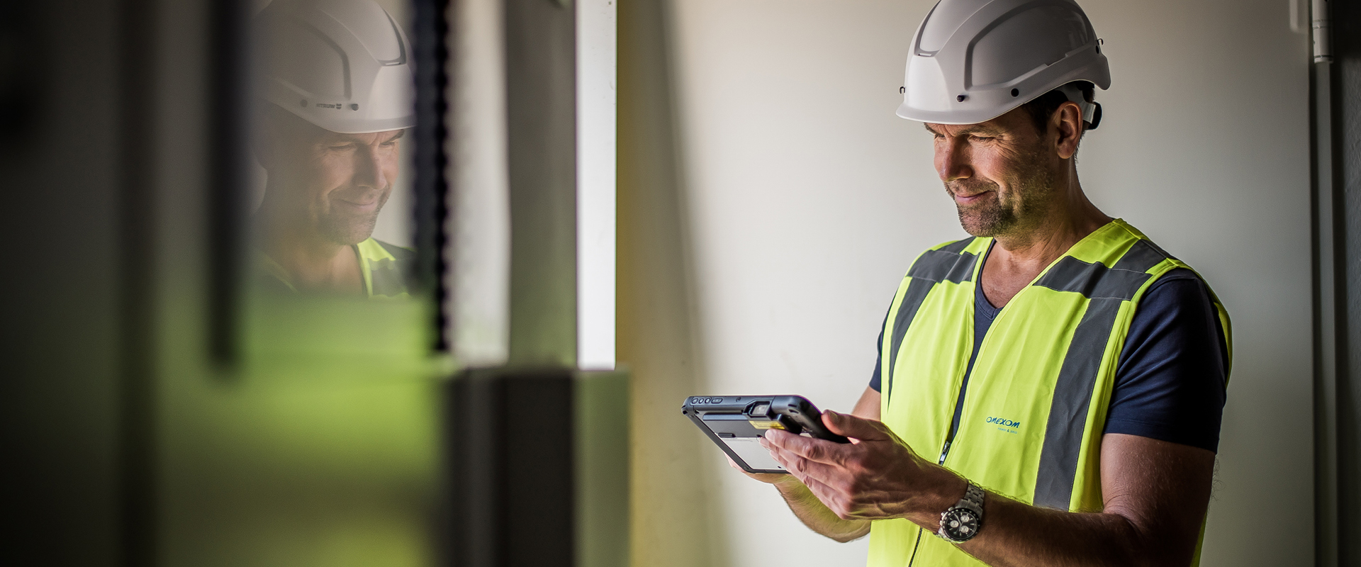 Techniker schaut auf Tablet