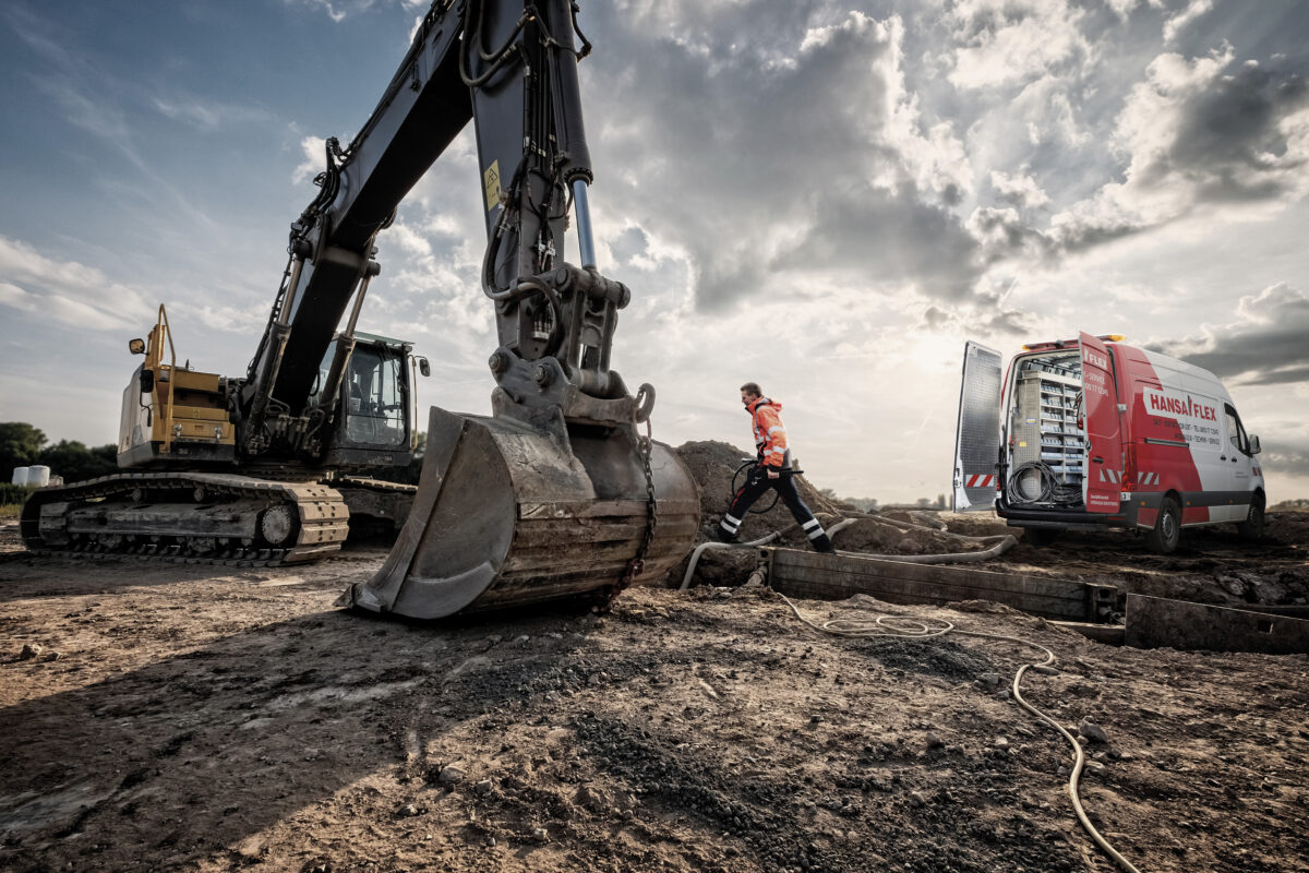 Bagger mit HANSA-FLEX Tansporter