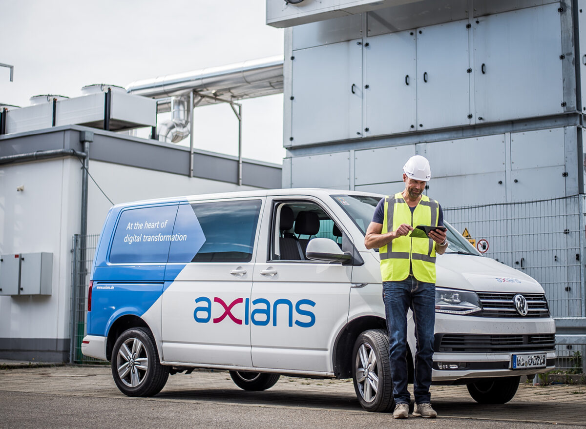 Axians Techniker am Wagen
