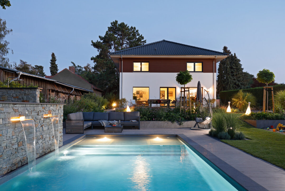 Fertighaus mit Pool von SchwörerHaus im Abendlicht