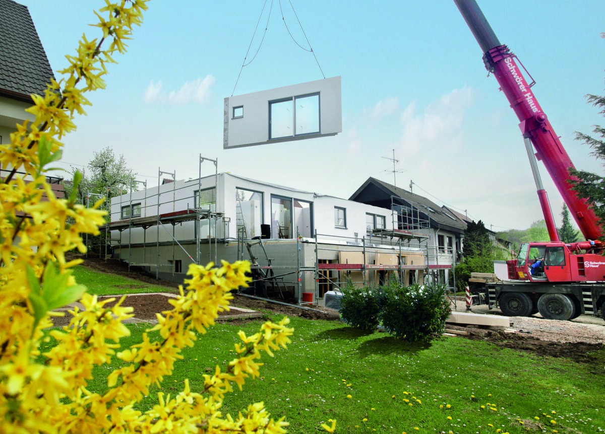 Kran mit Hauswand von SchwörerHaus