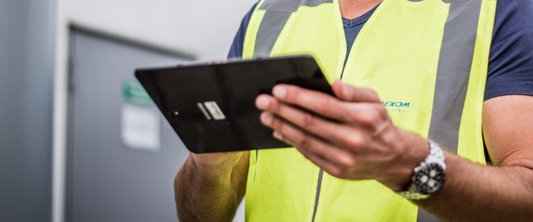 Techniker im Außendienst hält Tablet