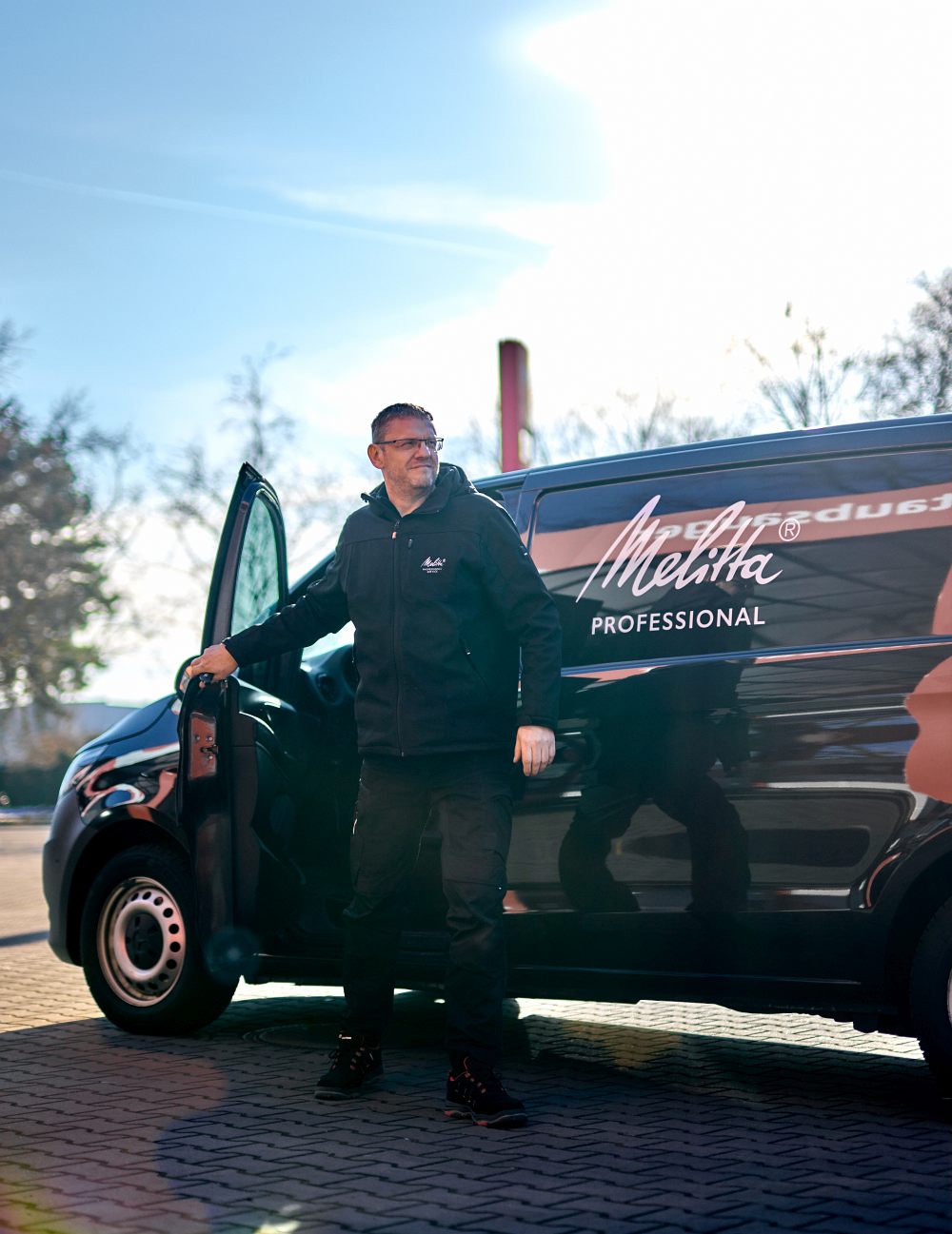 Techniker von Melitta steigt aus Auto