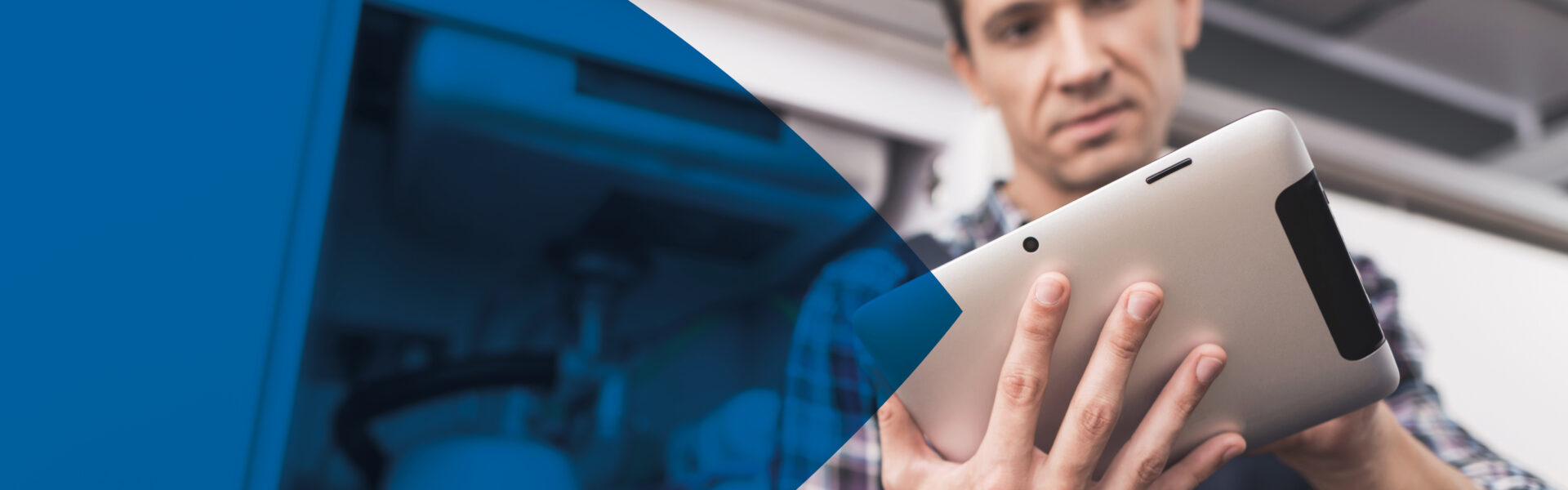 NEO Mobile Techniker mit Tablet