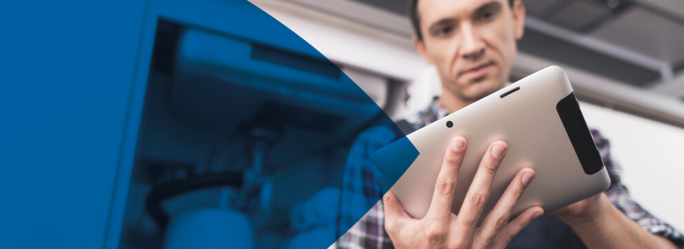 header-axians-wecast-neo-mobile-2025 NEO Mobile Techniker mit Tablet